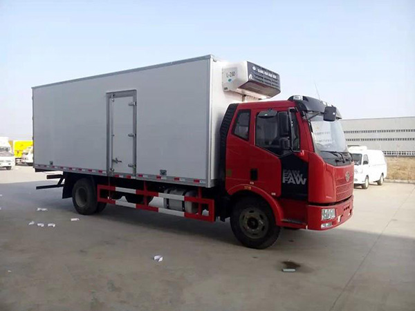 解放J6新款6.8米貨廂冷藏車