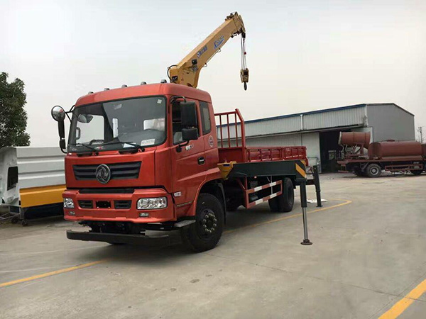 東風(fēng)廂長(zhǎng)6.1米隨車(chē)吊