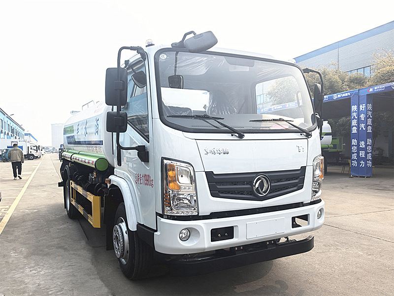 抑塵霧炮車、程力灑水車都來了，開展消毒作業(yè)