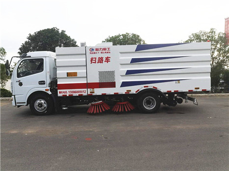 東風(fēng)多利卡D7掃路車(chē)