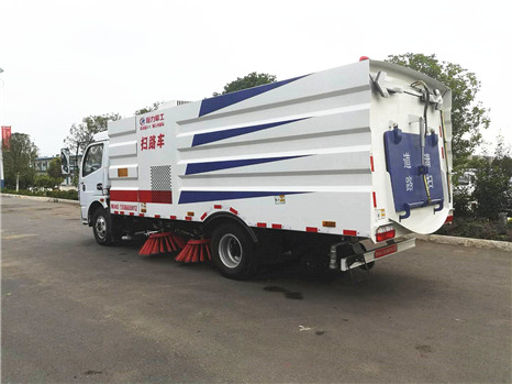 東風(fēng)多利卡D7掃路車(chē)