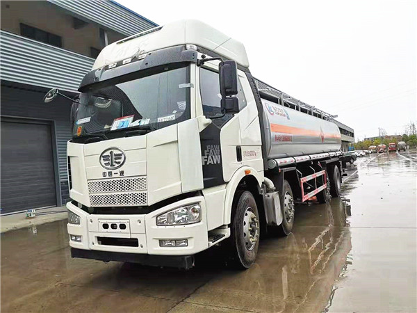 26方解放前四后六運(yùn)油車(chē)