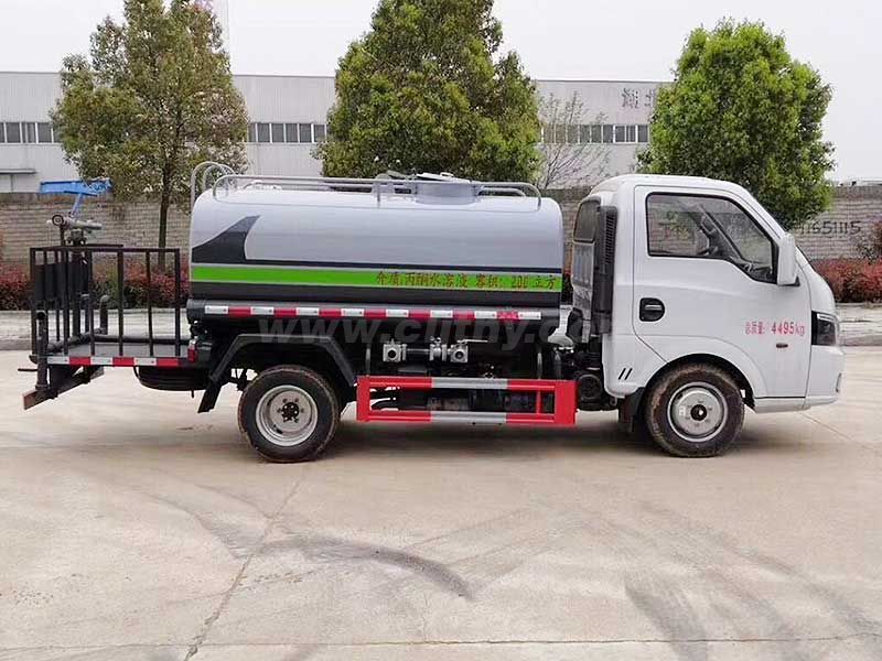 東風(fēng)途逸藍(lán)牌灑水車(chē)